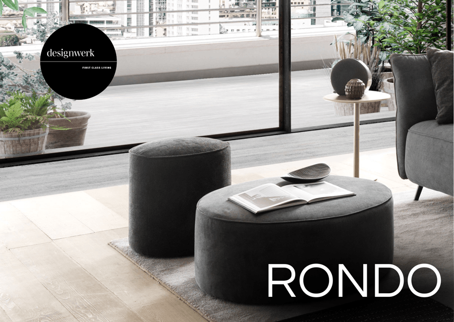 Runde, hellgraue Hocker in zwei Größen und Aufschrift "Rondo"